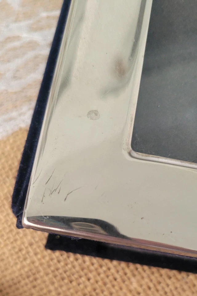 Libro álbum de fotos de terciopelo negro con cubierta de marco de fotos plateado y lazo dorado Foto 3 de 4