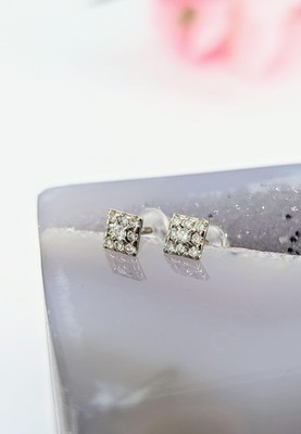 Ohrringe Flöhe eckig mit einem Pflaster aus kleinen Diamanten von ca. 0