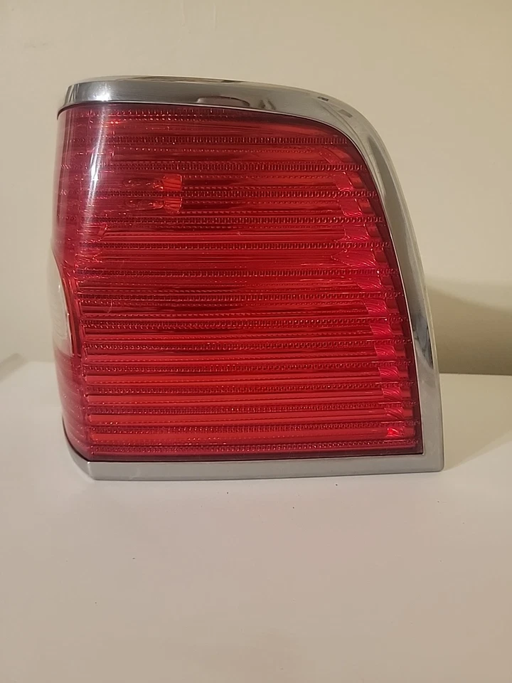 Lanterna traseira externa de passageiros Lincoln Navigator 2007 2008 2009 2010 2011 2012 2013 - Imagem 3 de 4