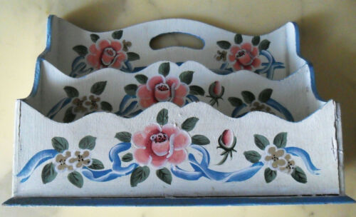 Vintage Wiejski ręcznie malowany drewniany UCHWYT NA LISTY Różowe róże Niebieskie wstążki na białym - Zdjęcie 1 z 12