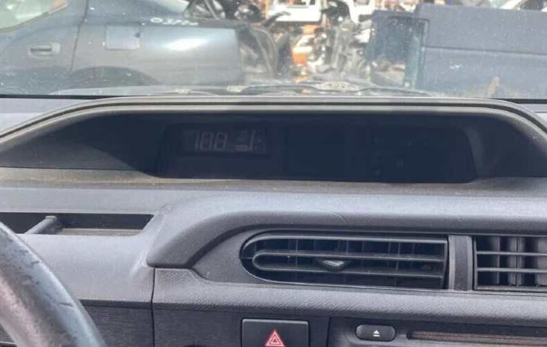 12-14 TOYOTA PRIUS "C" SERIES SPEEDOMETER MPH VIN B3, 7th and 8th Digit GENUINE - Изображение 4 из 4