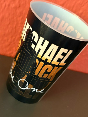 Michael Patrick Kelly Trinkbecher/Becher schwarz-gold-weiß mit Schriftzug