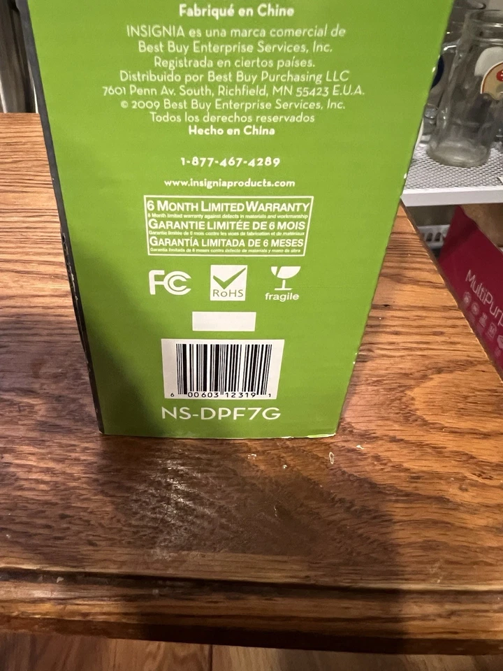 Insignia NS-DPF7G 7" Digital Picture Frame with Remote Control New Open Box - Image 4 of 4