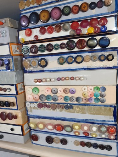 Merceria bottoni, oltre 150 scatole di tutti i colori e materiali, marchi famosi - Foto 14 di 24