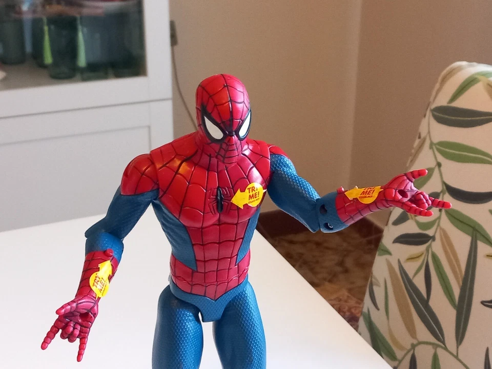 Spiderman action figure Marvel/Disney parlante, del 2010, alto cm 34 - Immagine 2 di 4