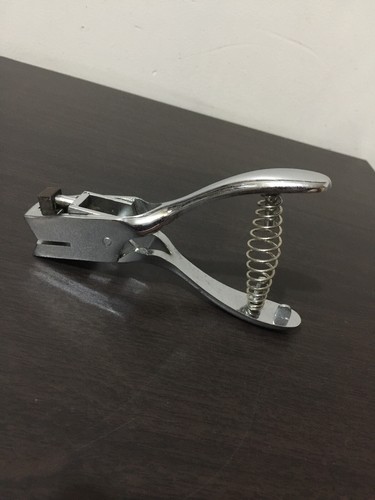 m hole punch metal maccas M mcdonalds M stamp art crafts letter punch - Foto 6 di 6