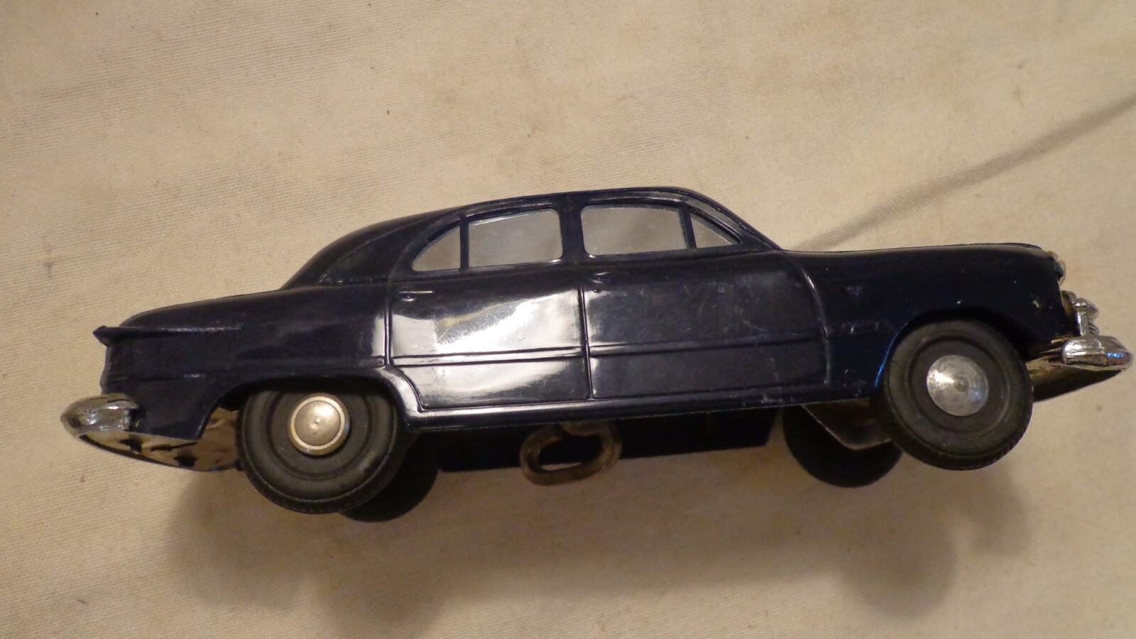 1950's FORD V8 Sedan Dealer Promo Car Model 1:25 KEY WIND FRICTION TOY