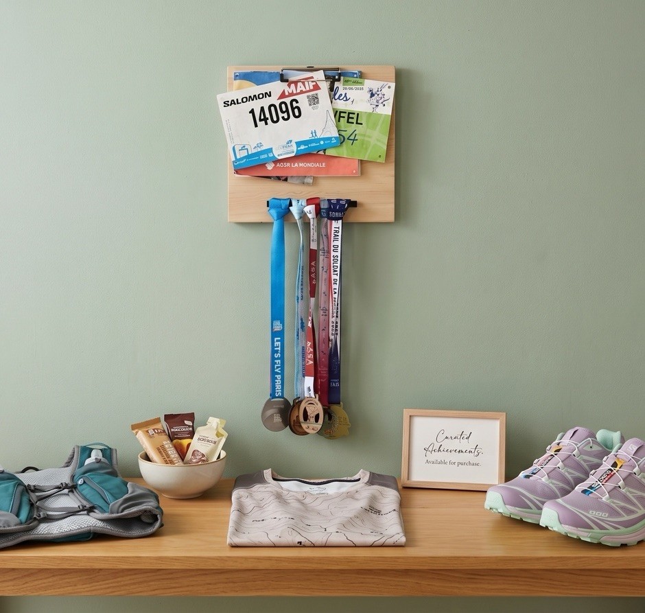 Support médailles bois massif : finissez-en avec les tiroirs encombrés de médailles de running