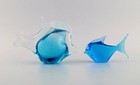 Ronneby, Schweden. Zwei Fische aus blauem mundgeblasenem Kunstglas. 70er Jahre.