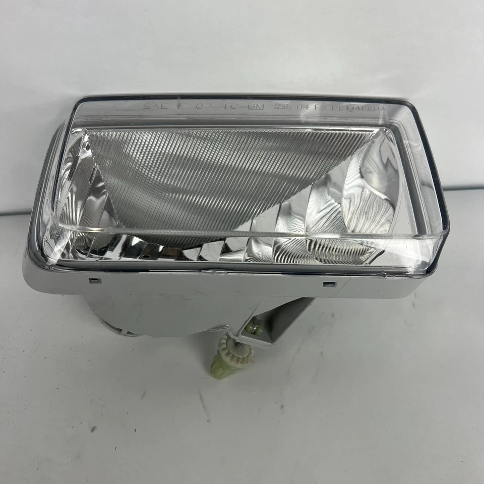 OEM 2015 - 2020 Chevrolet Tahoe Suburban GMC Yukon Right Fog Light Lamp 23332242 - Image 3 of 4