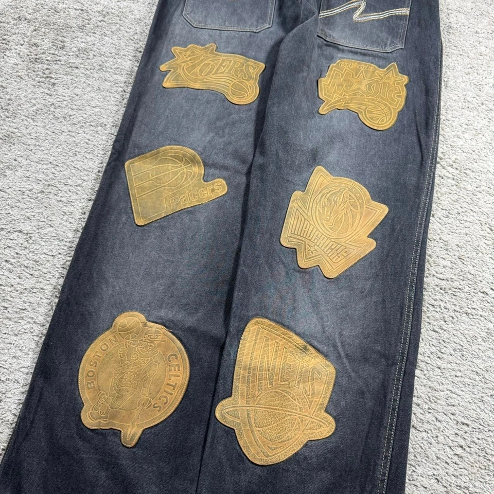 Pantalones de mezclilla skater bordados vintage de cuero NBA UNK pierna holgada Y2K años 2000’s Foto 3 de 4