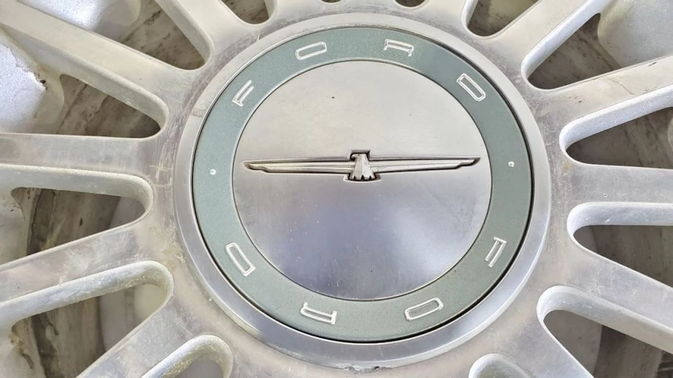 2004 2005 Ford Thunderbird OEM Wheel 17x7.5 Machined with Center Cap - Image 2 of 4