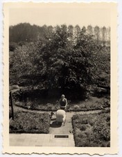 Portrait famille femme avec landau jardin - photo ancienne an. 1940 50