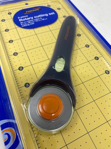 FISKARS 2-Piece Rotary Cutting Set for Sewing & Crafting - Cutter & Mat - Picture 3 of 5