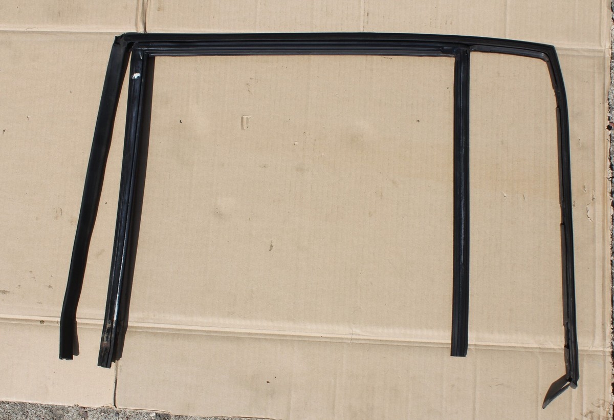 GENUINE BMW E34 TOURING REAR RIGHT DOOR WINDOW GUIDE RUBBER SEAL