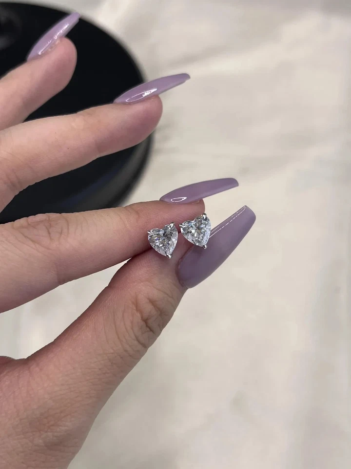 Tachuelas solitarias de diamantes blancos en forma de corazón con certificación de 2 quilates Foto 4 de 4