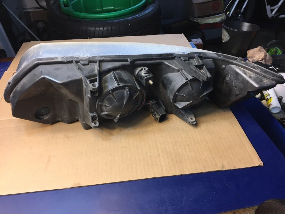 Faro lateral del pasajero Saturn Ion 2003-2007 sedán 2,2 L OEM General Motors Foto 4 de 4