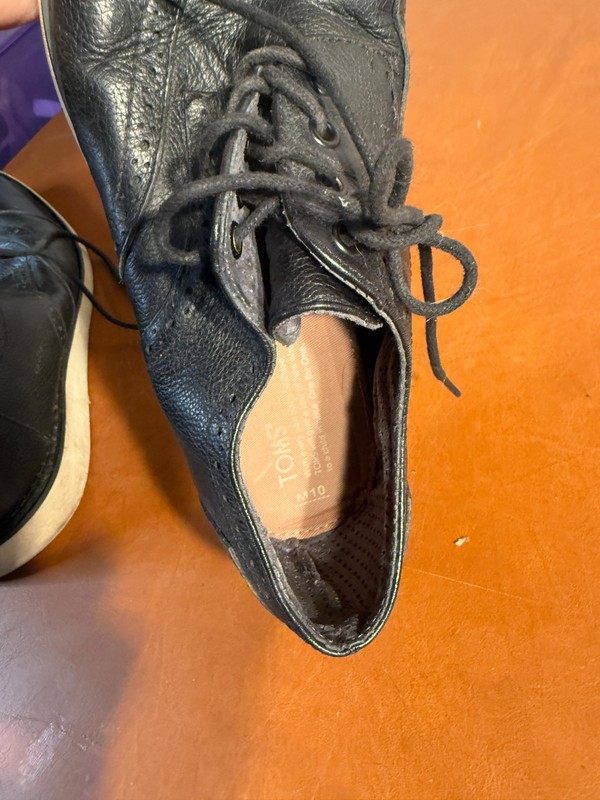 Toms Logo Men's Sz 10M Cap Toe Wingtip Dress Shoes Black Leather Lace Up Oxfords