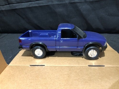 PROMO MODEL 1994 CHEVROLET S10 4 X4 1/25 SCALE PLASTIC - Picture 2 of 4