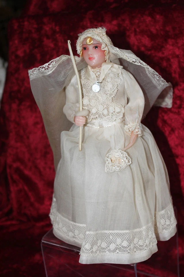 Très belle poupée de cire ancienne habillée en communiante sur boite de dragéees - Photo 2/4