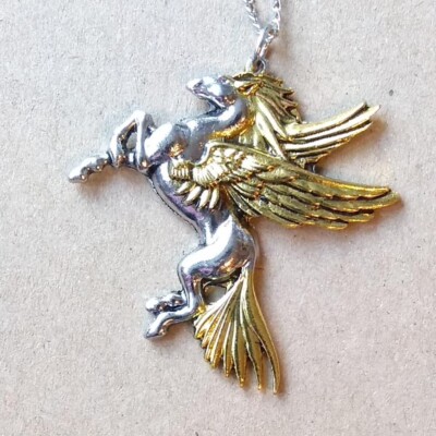 Pegasus Fliegendes Pferd Amulett Anhänger Halskette Göttlich Verständnis Bruyère Bestiarium