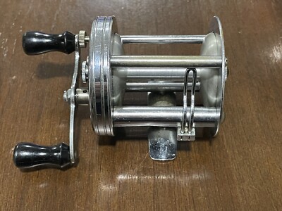Vintage Pflueger TRUMP No. 1943 Fishing Reel. Made in USA