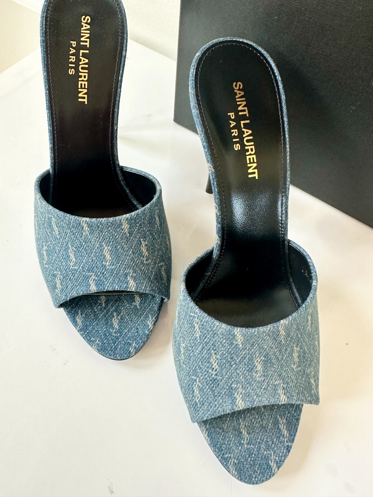 Saint Laurent La 16 Cassandre Denim Mules Tacchi YSL Logo EU 39 NUOVO $825 Vendita al dettaglio