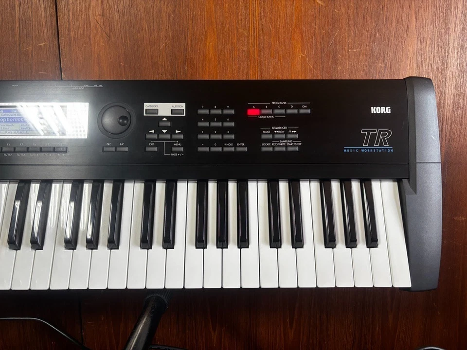Korg TR61 61key MUSIC WORKSTATION KEYBOARD w/ gig bag, power supply - Image 3 of 4