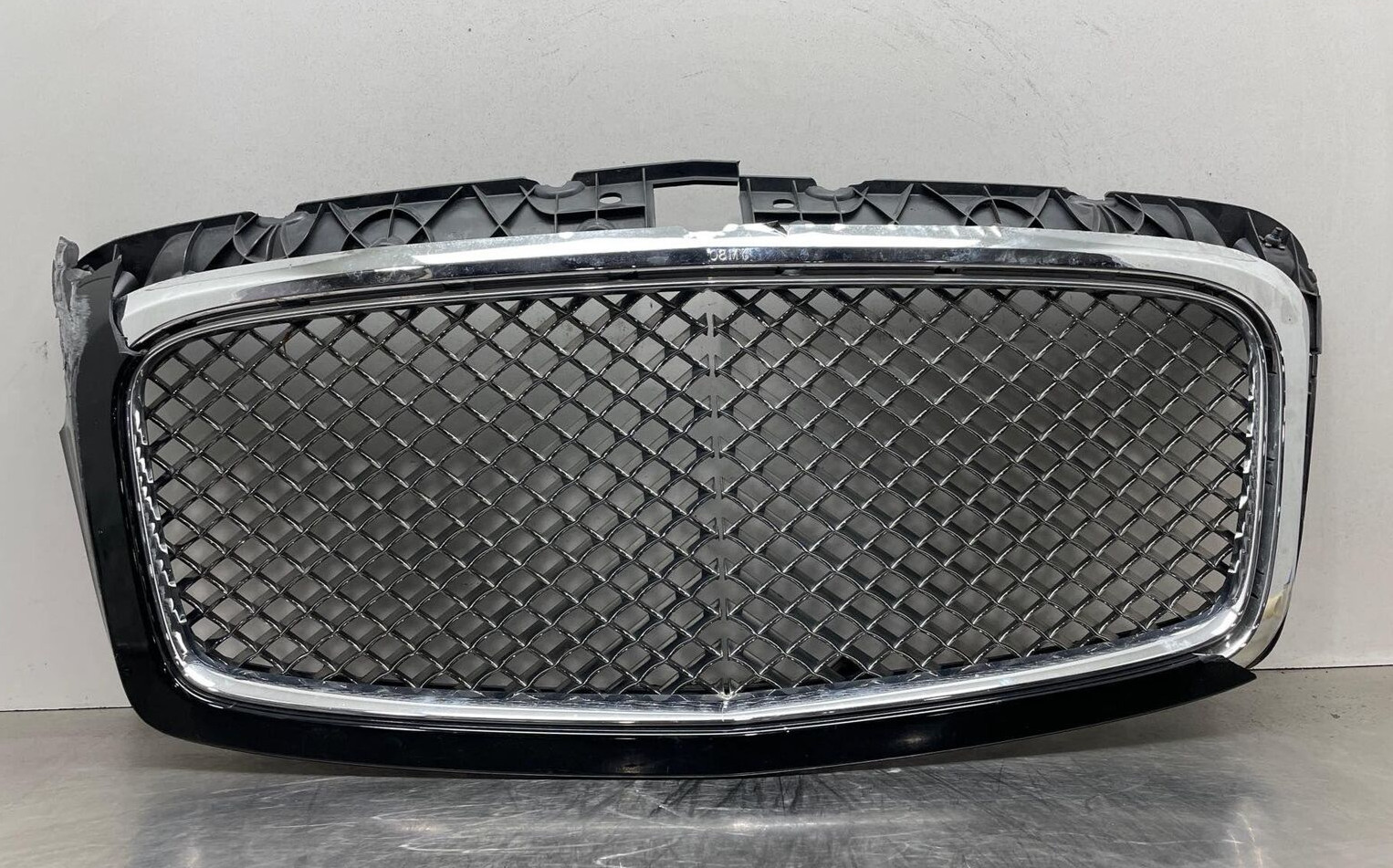 2009 Bentley Continental Flying Spur Sedan Front Grill Trim Panel Corner Cracked