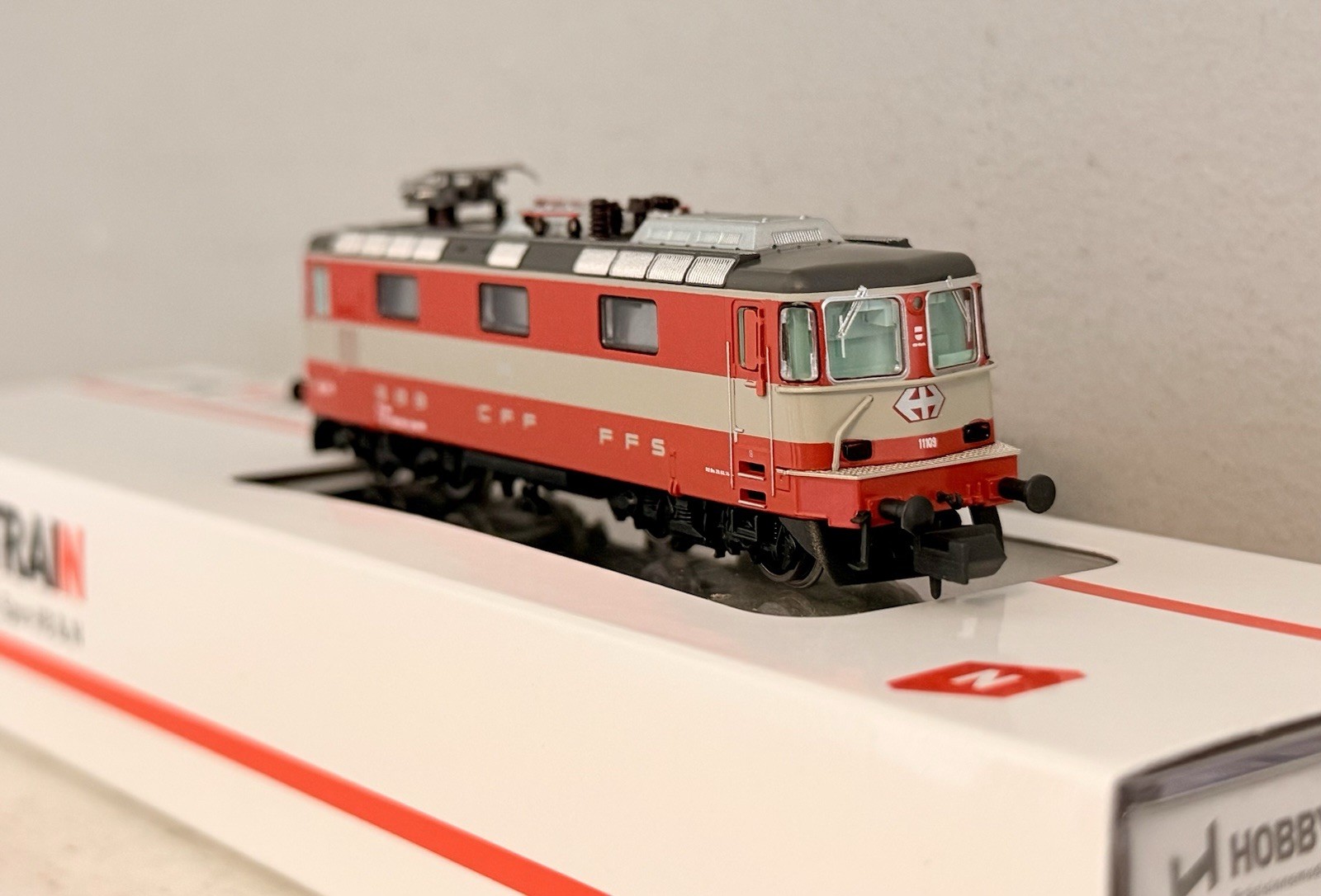 Hobbytrain SBB Re4/4 II 11109 Swiss Express Electric Locomotive VI H3029 N Gauge