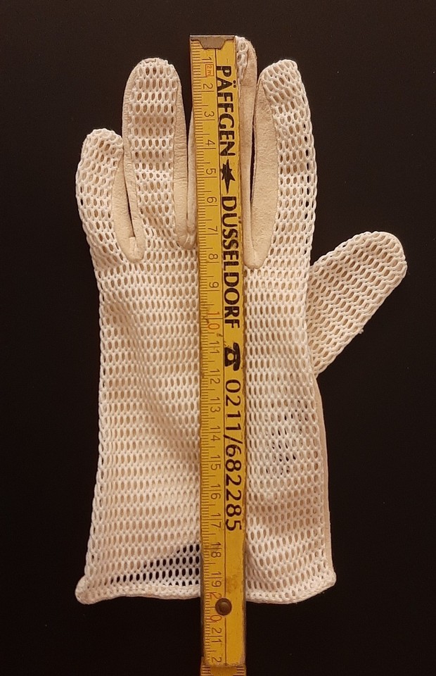 Ein Paar ältere gebrauchte Damen Netz Handschuhe Altweiß / helles Beige ...