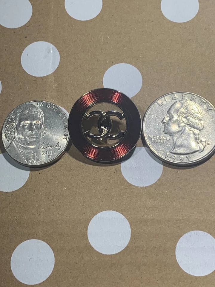 CHANEL Vintage Knöpfe 2er Set Charm CC Logo mit (Video) - Bild 3 von 3