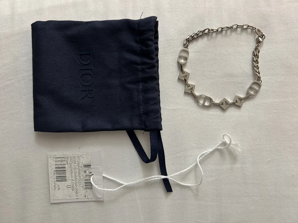 Pulsera Christian Dior. Limitado. Cadena plateada con logo CD. Auténtico.  Foto 2 de 4