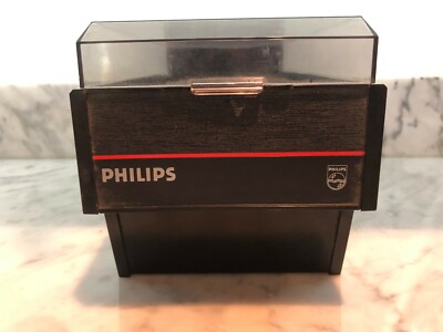 PHILIPS COMPACT DISC LIBRARY HOLDS 20 SINGLE CD'S OR 10 DOUBLE