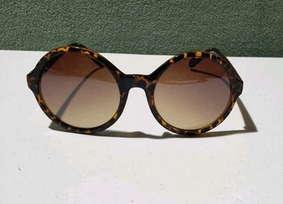BETSEY JOHNSON Womens Classic Round Tortoiseshell Sunglasses  display picture 1