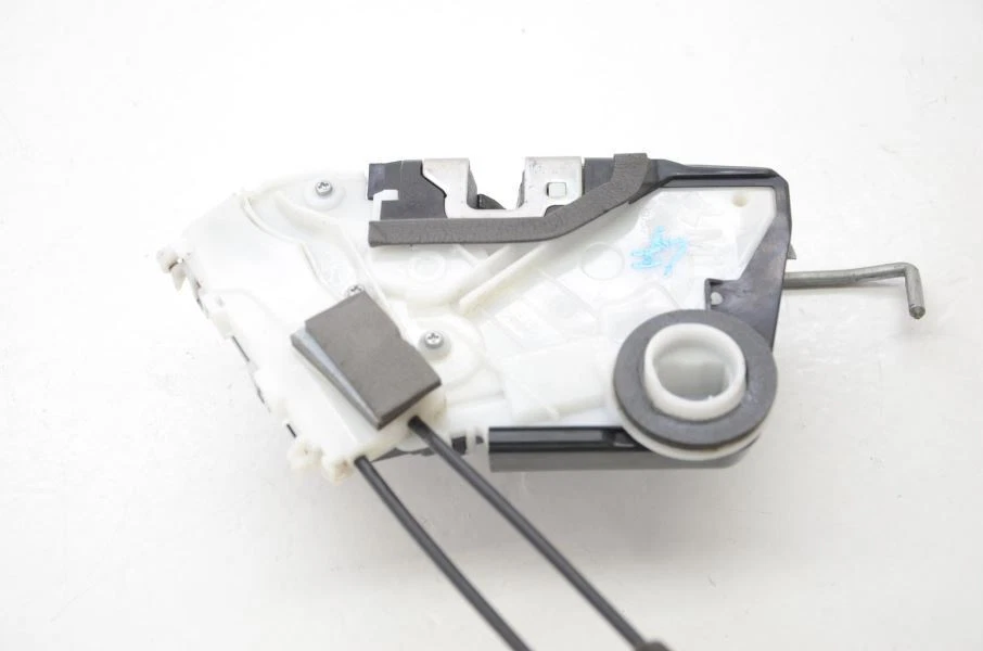 Actuador de bloqueo de puerta delantera izquierda conductor Subaru WRX STI 2015-2018 T8313220F3 Foto 4 de 4