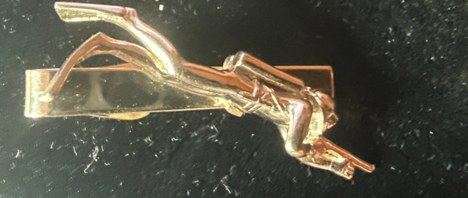 De colección Frogman Buceador Lanza Pescador Arpón Pesca Barra de Corbata Clip Aletas Océano Foto 3 de 4