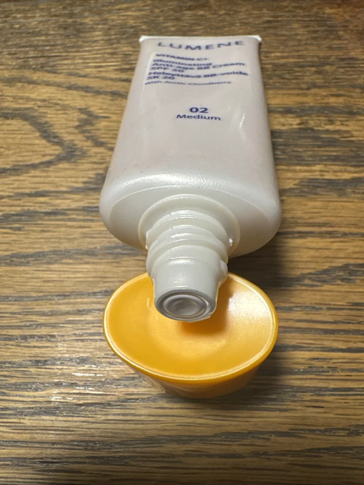 Lumene Vitamina C+ Crema Iluminadora Antiedad FPS 20 MEDIANA #02. Coleccionable Foto 3 de 3