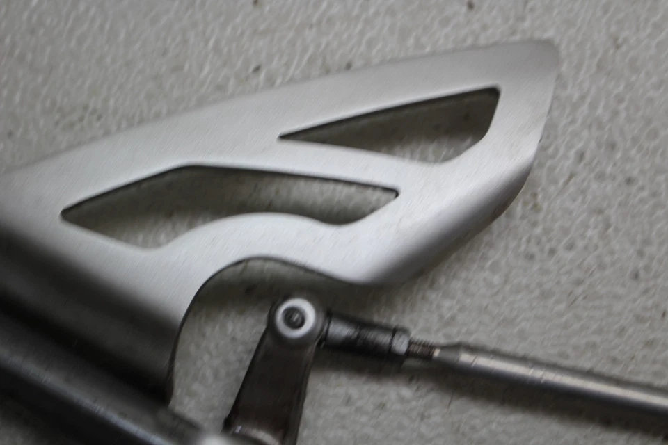 2006-2008 TRIUMPH DAYTONA 675 ЛЕВЫЙ ЗАДНИЙ КОМПЛЕКТ НОЖНОЙ КОЛЫШЕК С ПЕРЕКЛЮЧАТЕЛЕМ ПЕРЕДАЧ - Изображение 3 из 4