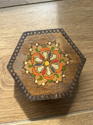 Vintage Holz Handarbeit Schmuckschatulle Pyrographie polnische Volkskunst Sechseck aufklappbar 