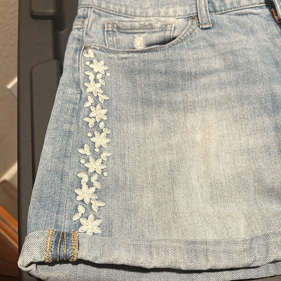 Pantalones cortos vaqueros con flores bordados enrollables Lucky Brand Foto 2 de 4