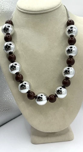 VETEMENTS Collana di perline grosse tono argento e marrone cioccolato