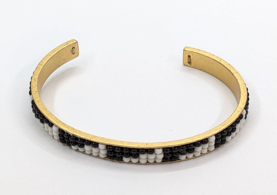 Brazalete Madewell fino tono dorado blanco y negro con incrustaciones de cuentas de semillas de 1/4" de ancho Foto 2 de 4