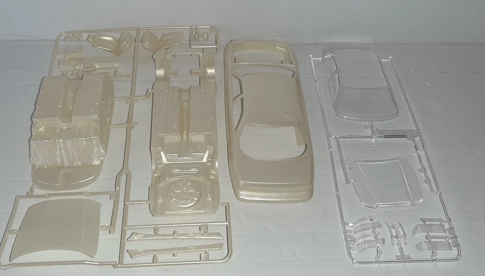 TAMIYA 1/24 LEXUS LS 400 KIT MONTAGGIO NO.24114 - Immagine 3 di 4