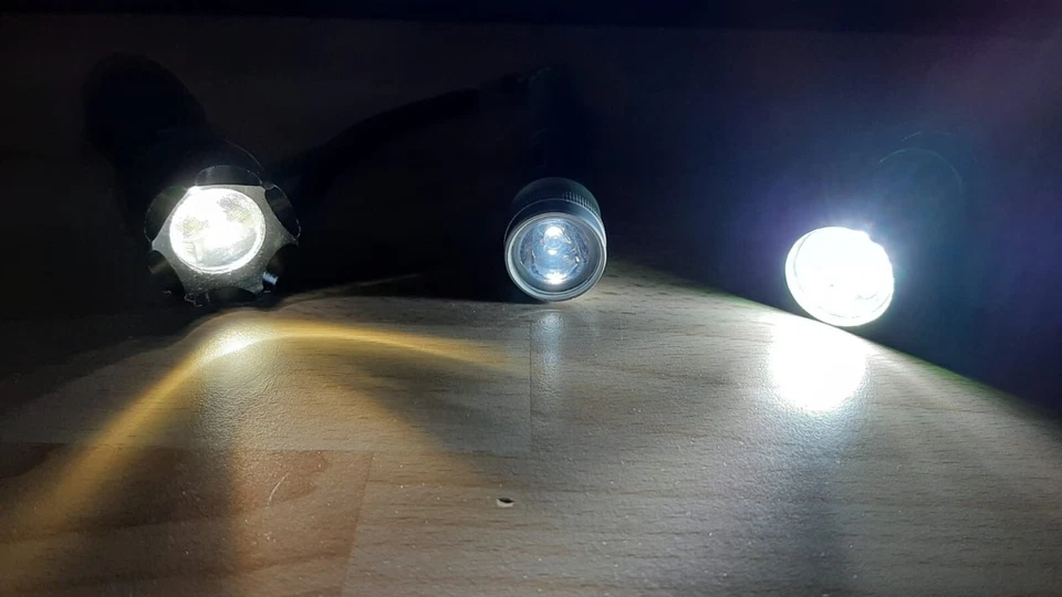 🔦 3 torce a LED in alluminio (tattica, da escursione e standard) a batteria - Immagine 2 di 3