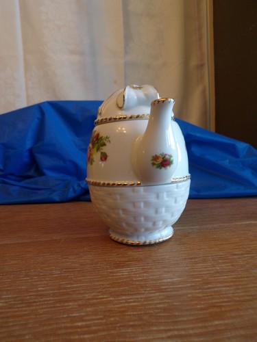 Royal Albert Old Country Roses Basketweave w/Bow on Lid 3-pc Tea Set for One - Picture 4 of 10