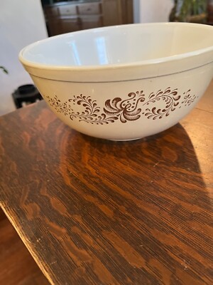 PYREX Homestead 2 1/2 quart brown on beige mixing bowl