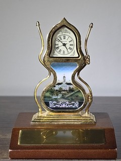 VINTAGE BULOVA SMITHSONIAN MINIATURE ACORN QUARTZ CLOCK B6208
