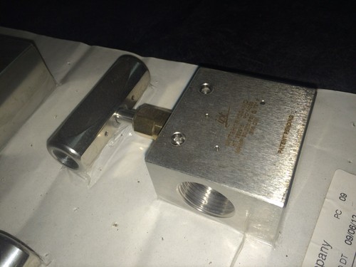 NVT9H1RY30-WO IPT NEEDLE VALVE, 2 WAY STRAIGHT THRU NEW - Picture 3 of 4
