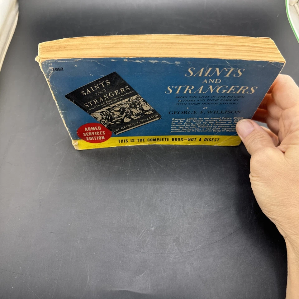 💥 Armed Services Edition #1052 Saints And Strangers WW2 Edition Foto 2 de 4